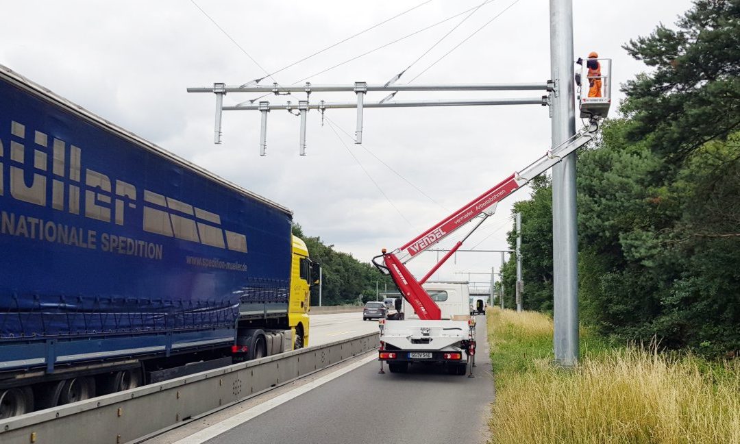 Construction of the contact system for heavy-loaded trucks on the A5 motorway, section Darmstadt – Frankfurt am Main.